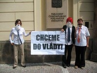 Chceme do vlády - protest proti vládě, složené pouze z mužů Chceme do vlády - protest proti vládě, složené pouze z mužů