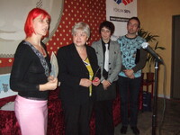 Na třetím místě Věci veřejné - do poslední chvíle to vapadalo, že si přidjou převzít cenu osobně, nakonec to však nevyšlo. Takže druhé místo - Česká strana sociálně demokratická. Na třetím místě Věci veřejné - do poslední chvíle to vapadalo, že si přidjou převzít cenu osobně, nakonec to však nevyšlo. Takže druhé místo - Česká strana sociálně demokratická.