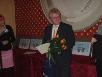 Cenu za první místo převzal poslanec za KSČM Josef Šenfeld Cenu za první místo převzal poslanec za KSČM Josef Šenfeld