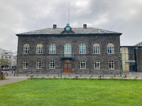 Budova islandského parlamentu (Alþingi), který patří mezi nejstarší parlamenty na světě
