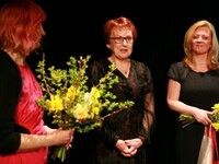 Vítězkou letošního ročníku se stala starostka Třince Věra Palkovská. Ocenění za ni převzala zastupitelka a bývalá místostarostka Třince Milada Hejmejová (uprostřed).