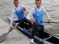 "Ukaž, že jsi muž, dej hlas ženě." Jaroslav Radoň a Filip Dvořák, deblkanojisté "Ukaž, že jsi muž, dej hlas ženě." Jaroslav Radoň a Filip Dvořák, deblkanojisté