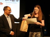 Tanweer Ali - předseda správní rady Fóra 50 % předává cenu zástupkyni ČSSD Tanweer Ali - předseda správní rady Fóra 50 % předává cenu zástupkyni ČSSD