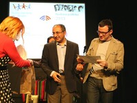 Předání ceny vítězné Straně zelených - předsedovi Ondřeji Liškovi Předání ceny vítězné Straně zelených - předsedovi Ondřeji Liškovi