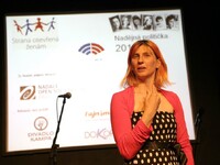 Jana Smiggels Kavková - ředitelka Fóra 50 % Jana Smiggels Kavková - ředitelka Fóra 50 %